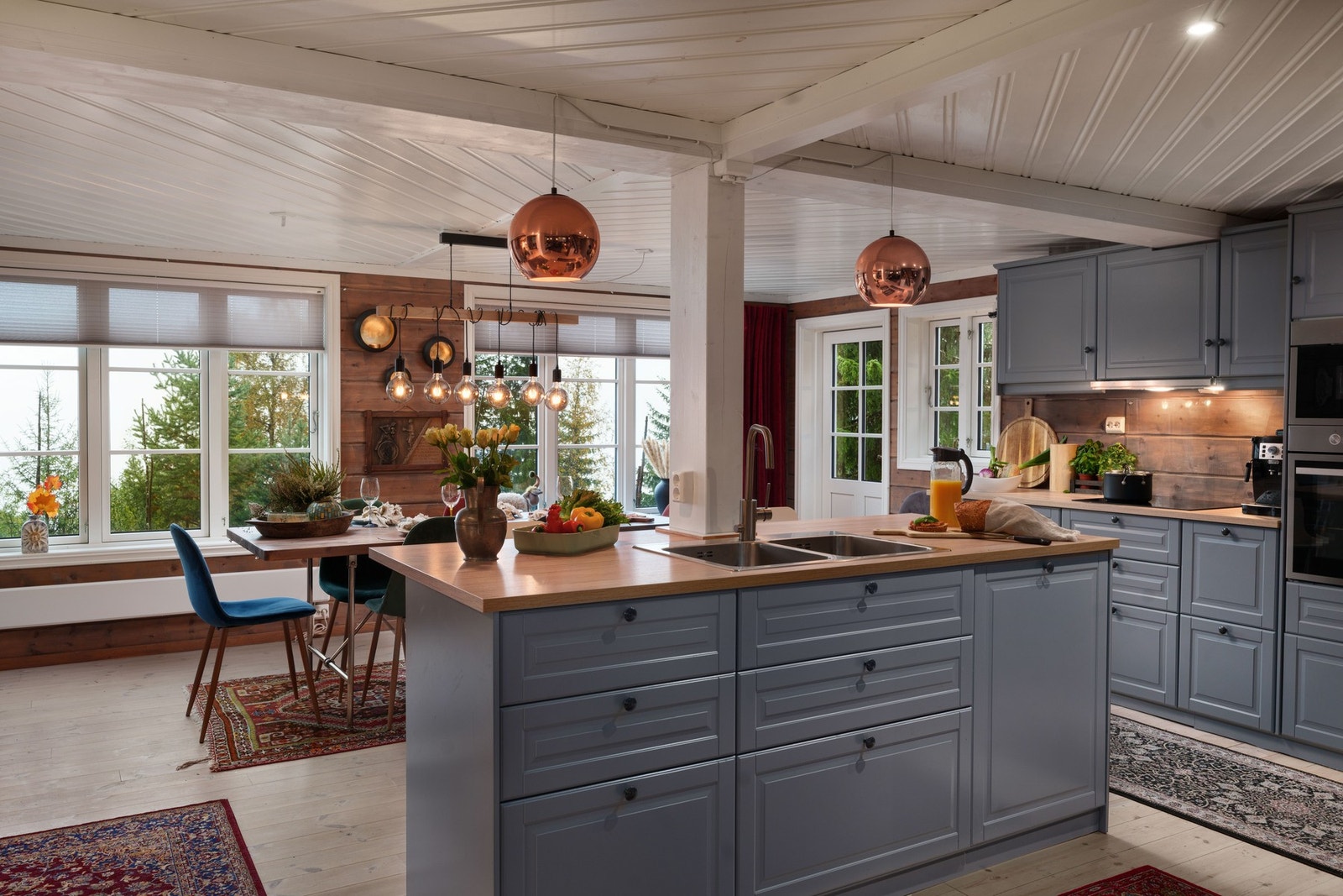 Den praktiske kjøkkenøya fungerer som en romdeler og gir god avlastning og en hyggelig samlingsplass. Dobbel oppvaskkum og integrert oppvaskmaskin. Galleribilde