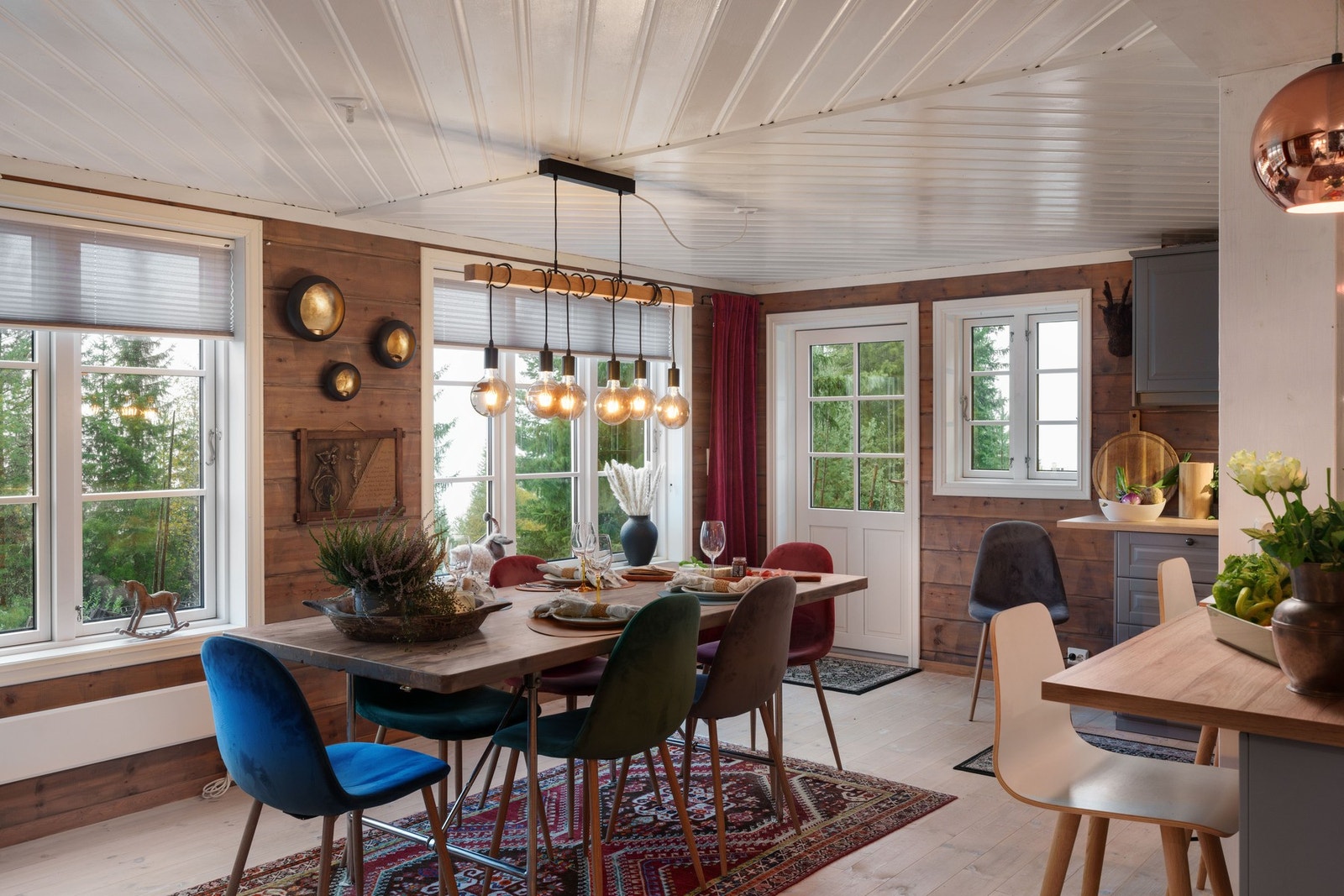 God plass for en spisegruppe for små og store lag. Dør ut til
terreng og videre til terrasse. Galleribilde