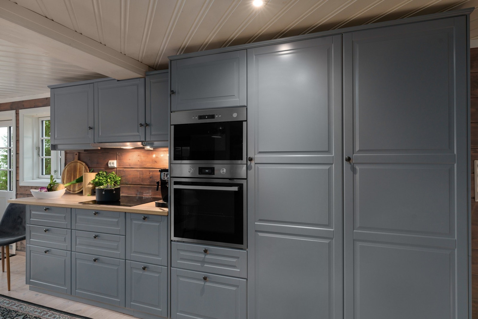 Kjøkkeninnredning med godt med skapplass. Heltre benkeplate. Galleribilde