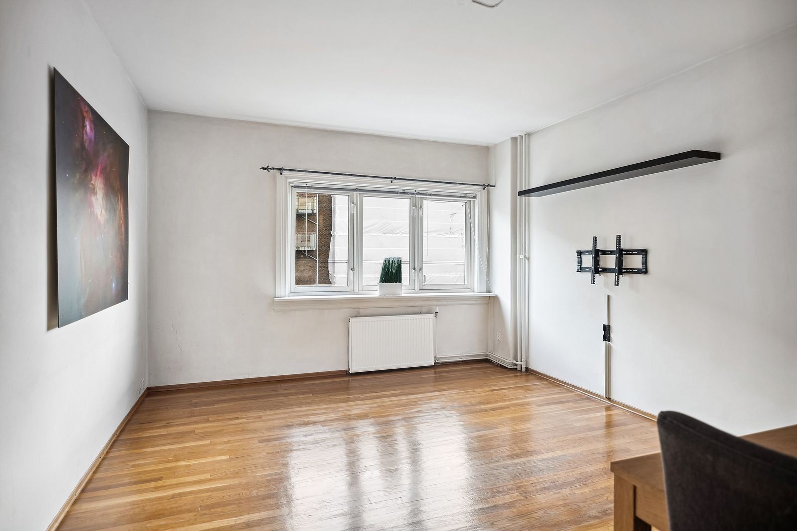 Stuen har ferdig oppheng for TV på vegg. Galleribilde