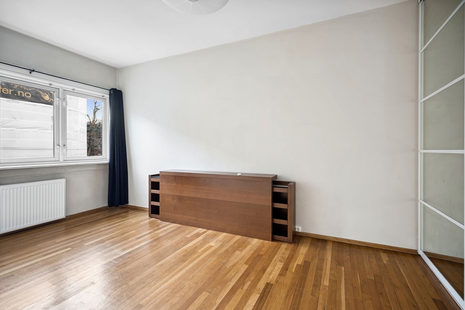 Hovedsoverom med stor skyvedørsgarderobe. Galleribilde