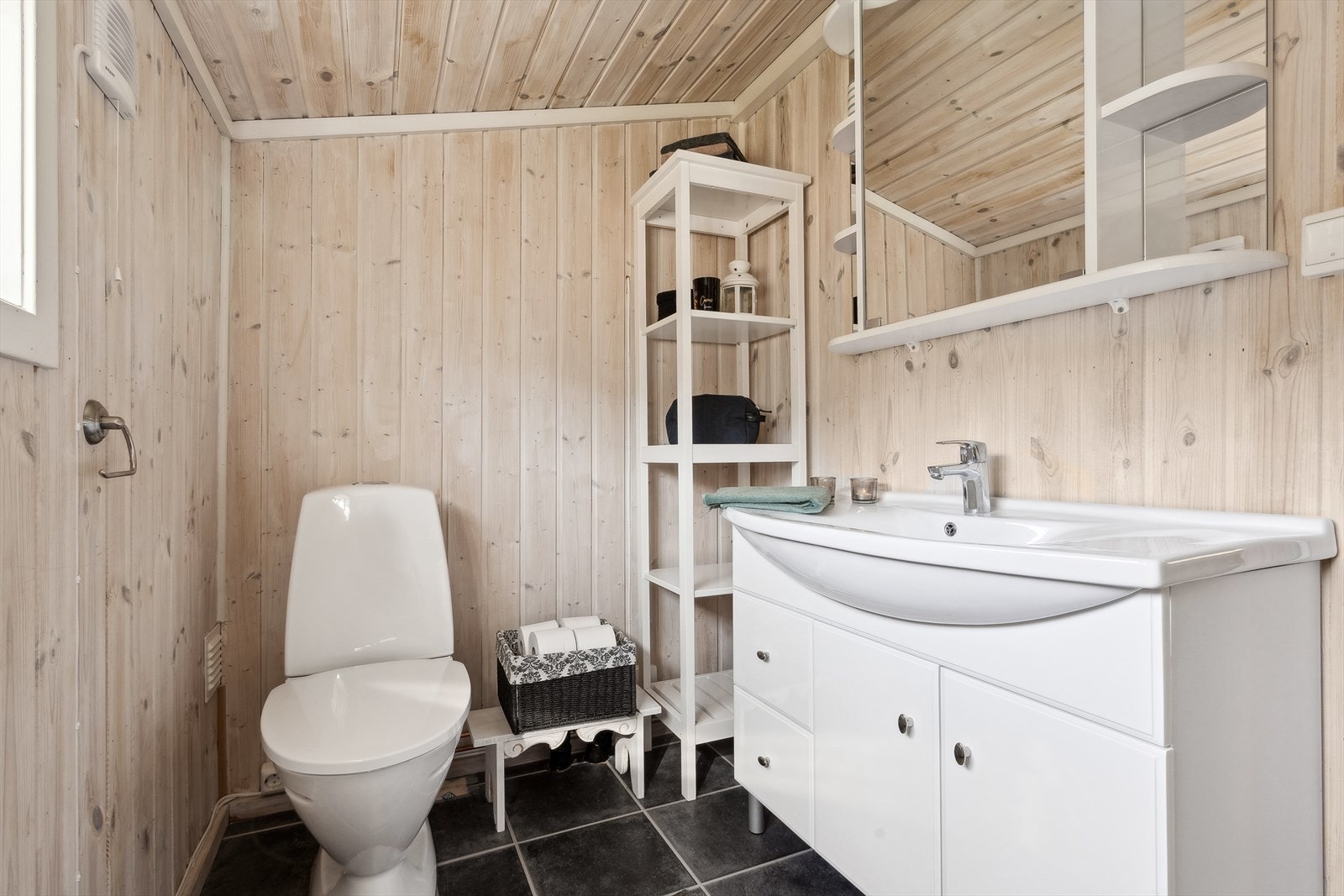 Badet i hovedhytta har wc og godt med skapplass i baderomsinnredningen. Galleribilde