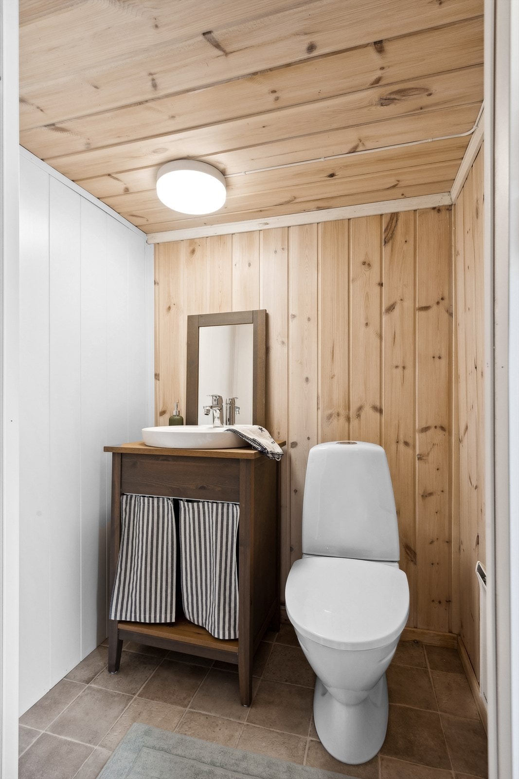 Bad med wc og servant i stabburet. Galleribilde