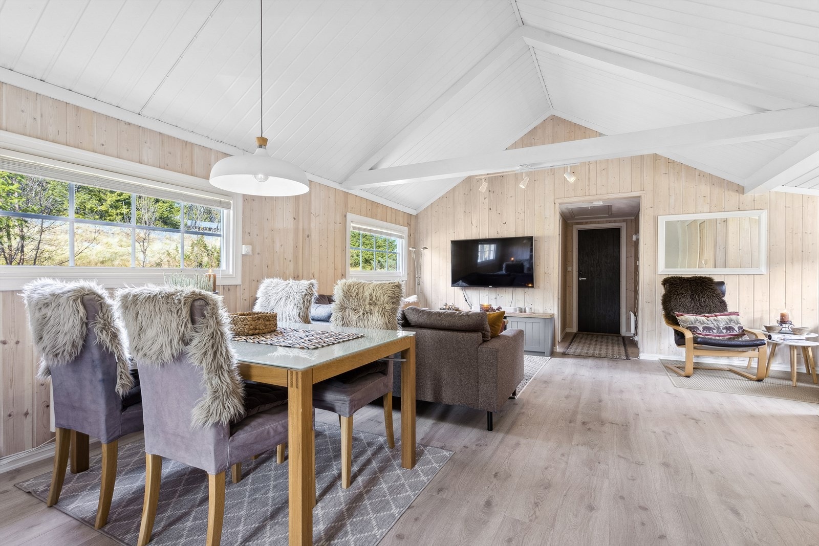 God plass til både spisestue, sofagruppe og lenestoler i stuen. Galleribilde