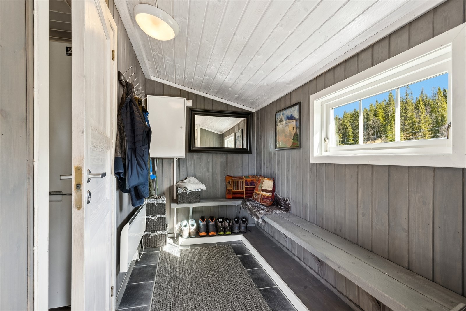 Stor og romslig gang med god plass til yttertøy og sko. Praktisk sittebenk. Galleribilde