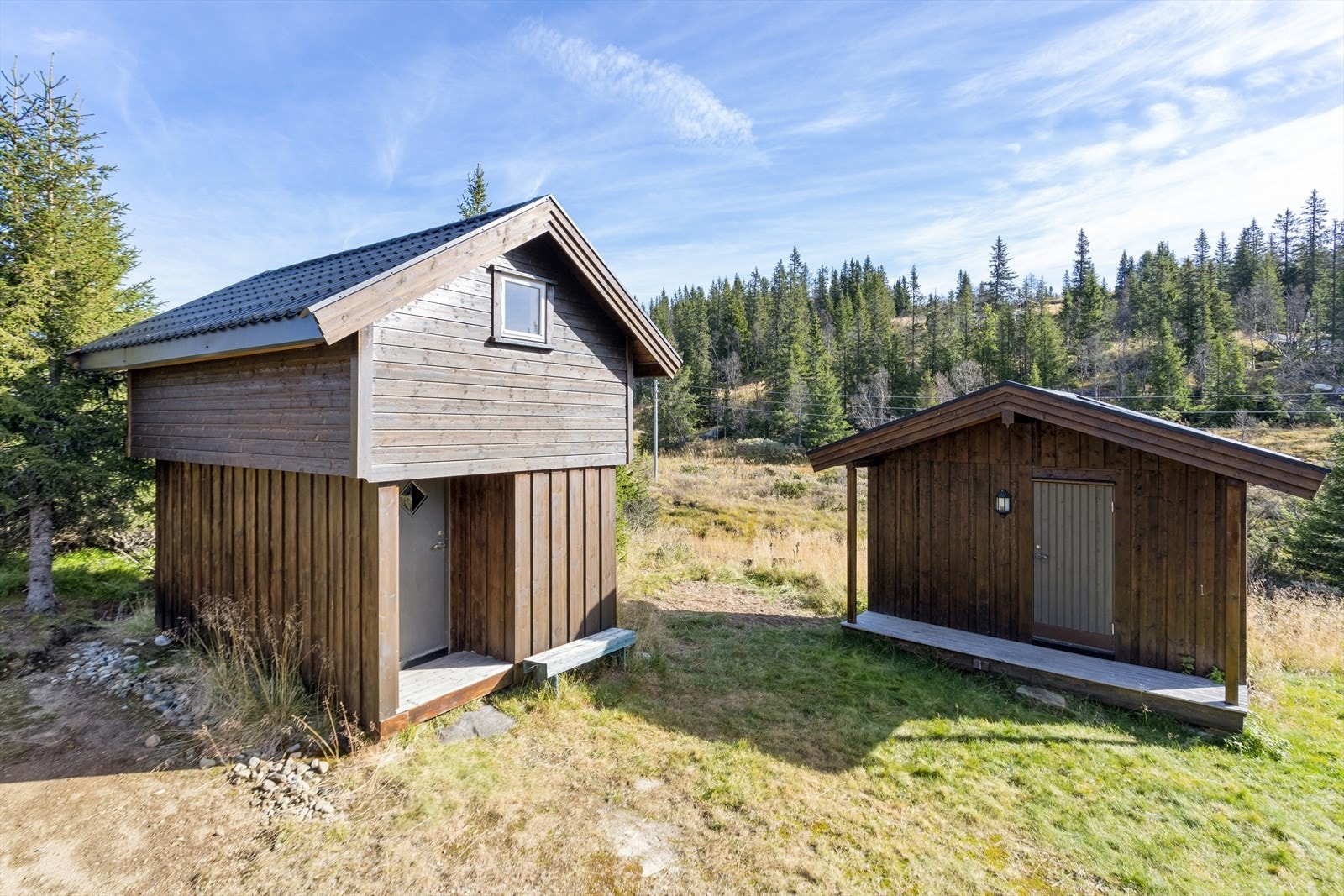 På eiendommen finner vi et stabbur med wc og soverom, samt et vaskerom/bad. Galleribilde