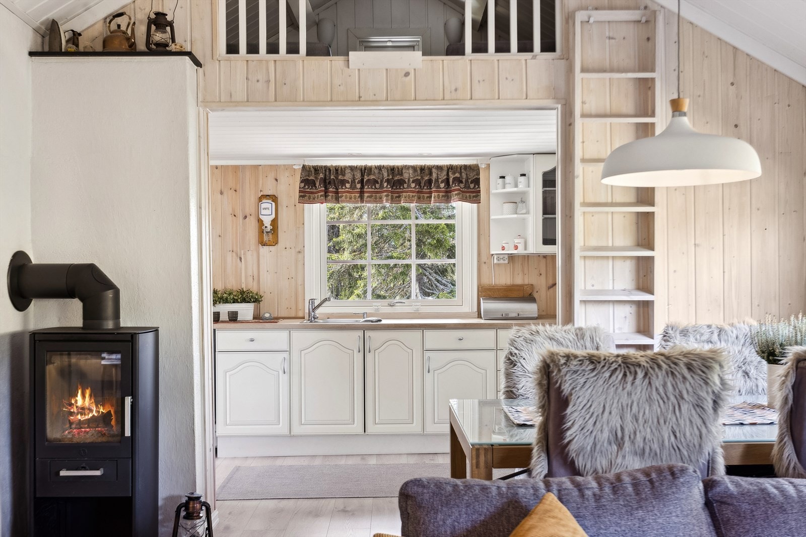 Den moderne peisovnen varmer godt på kalde dager. Galleribilde