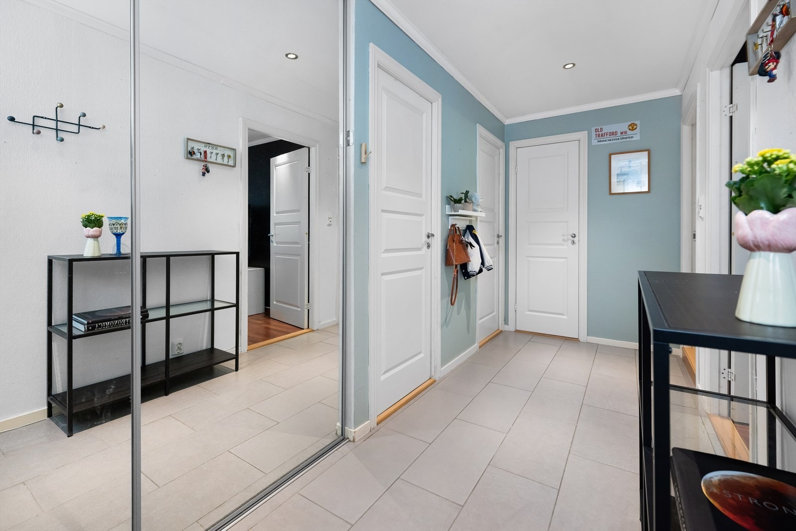 Lys og trivelig inngangsparti med spotter i himling. Galleribilde