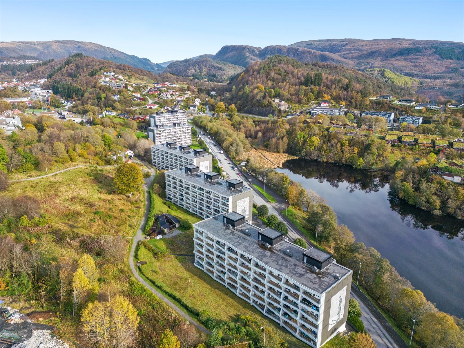 Velkommen til Elveneset 52 - pen og velholdt 3-roms leilighet med vestvendt balkong. Galleribilde
