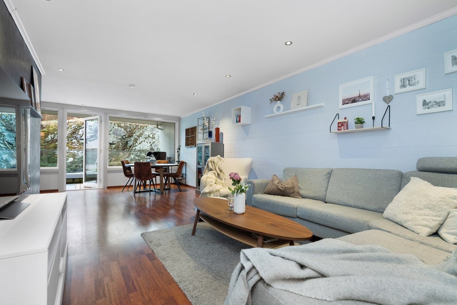 Store vindusflater i stuen gir godt med naturlig lysinnslipp Galleribilde