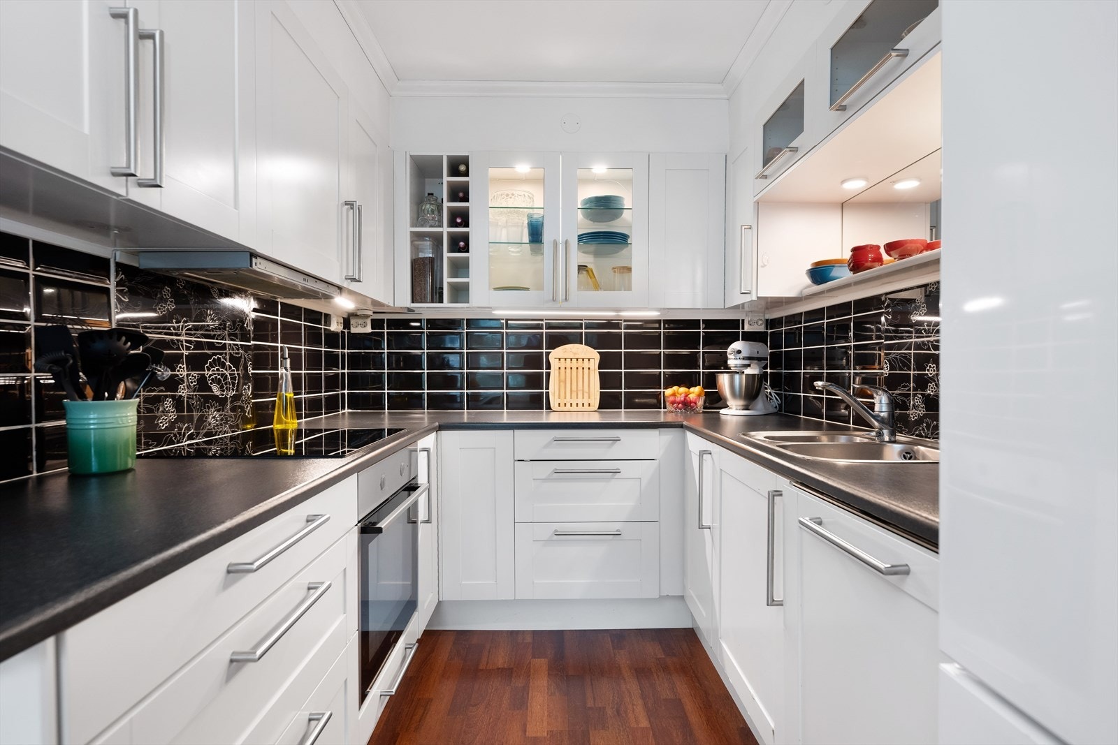 Montert ny platetopp og stekeovn på kjøkkenet i 2021, oppvaskmaskinen er fra 2024. Galleribilde