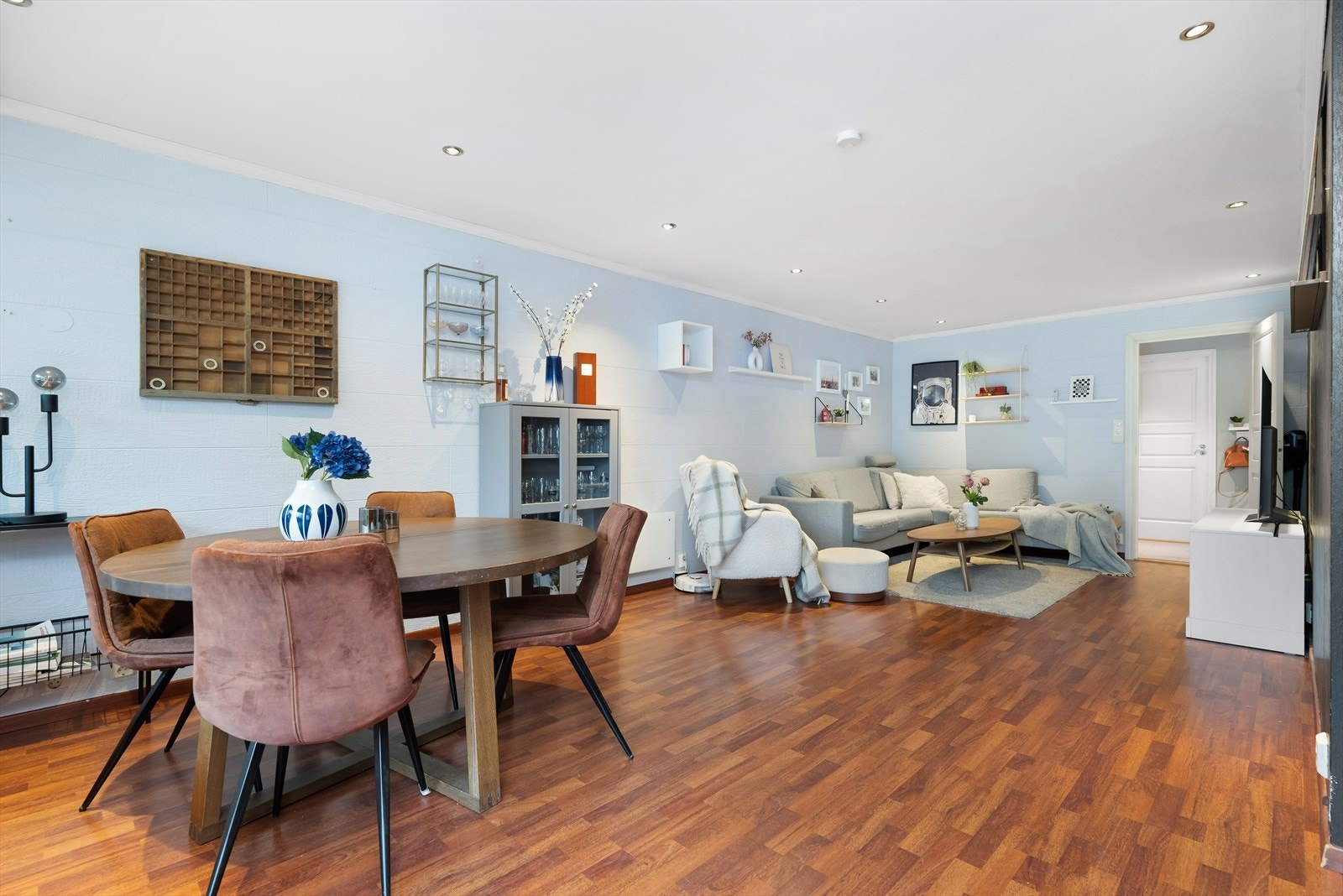 God plass til sofagruppe og spisebord Galleribilde