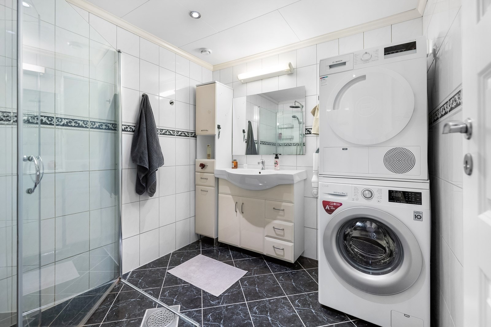 Helfliset bad med varmekabler i gulv. Opplegg for vaskemaskin og tørketrommel. Galleribilde