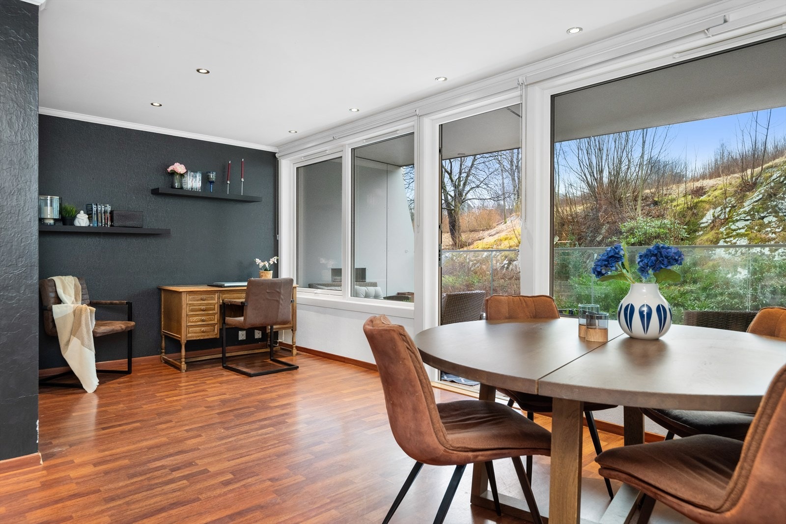 Fra stuen er det utgang til overbygget altan Galleribilde