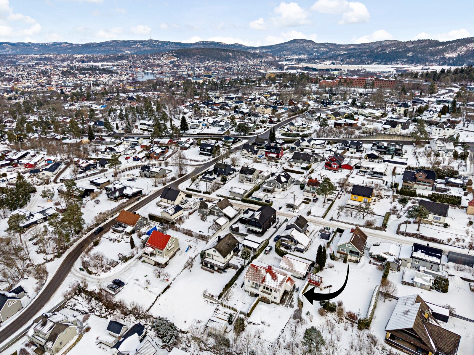 Eiendommen ligger i et etablert og attraktivt boligområde på Grønli. Området består hovedsakelig av eneboliger og tomannsboliger, og oppleves trygt og oversiktlig med lite gjennomgangstrafikk Galleribilde