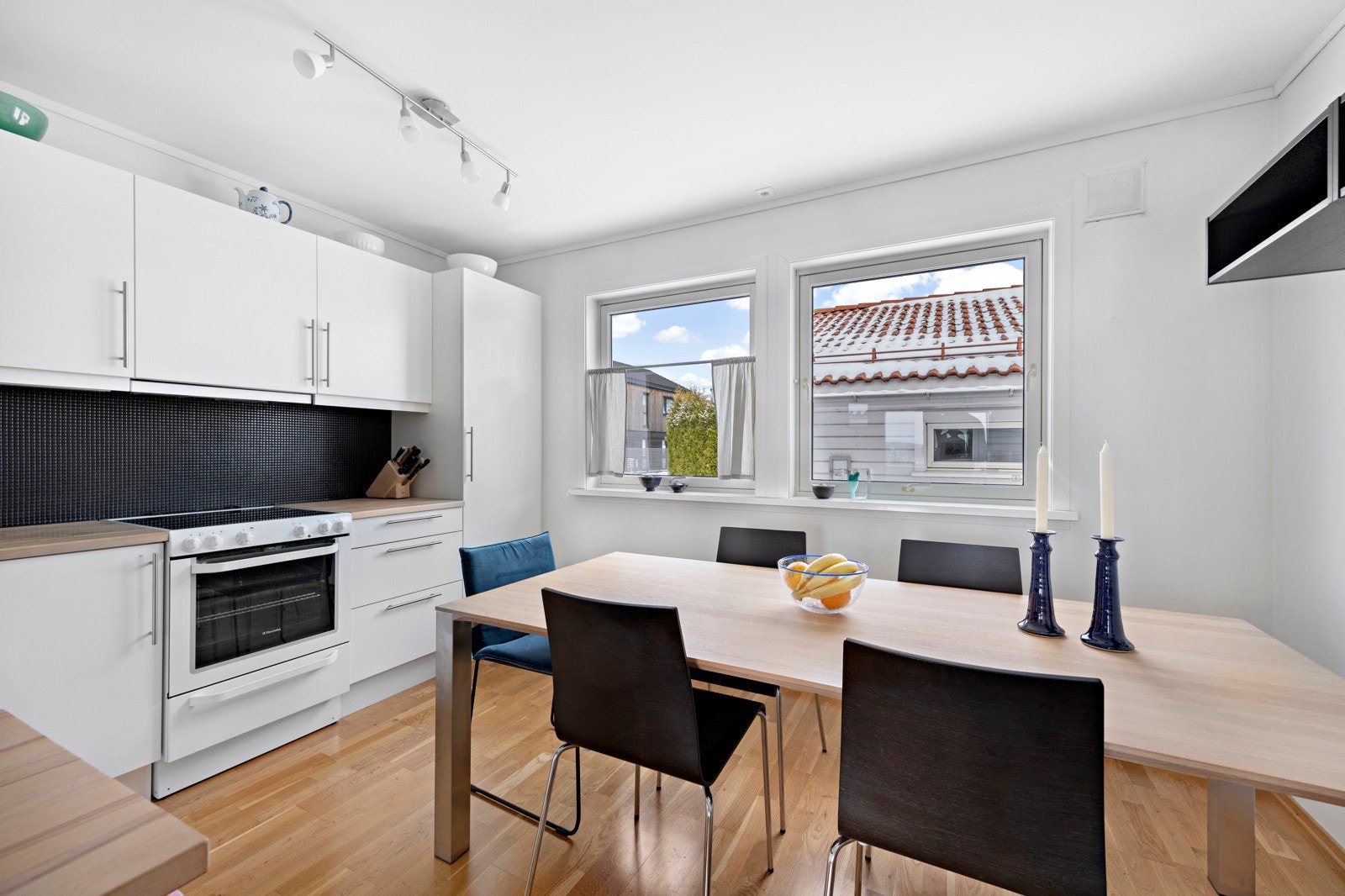 God plass til stort spisebord på kjøkkenet Galleribilde