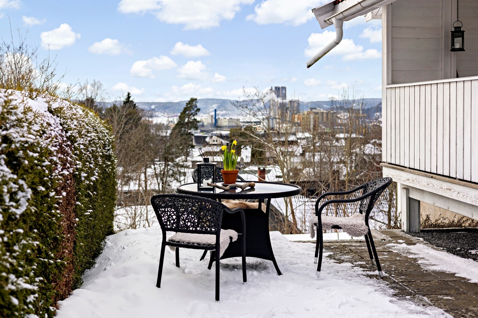 Koslig sitteplass ved inngangsparti Galleribilde