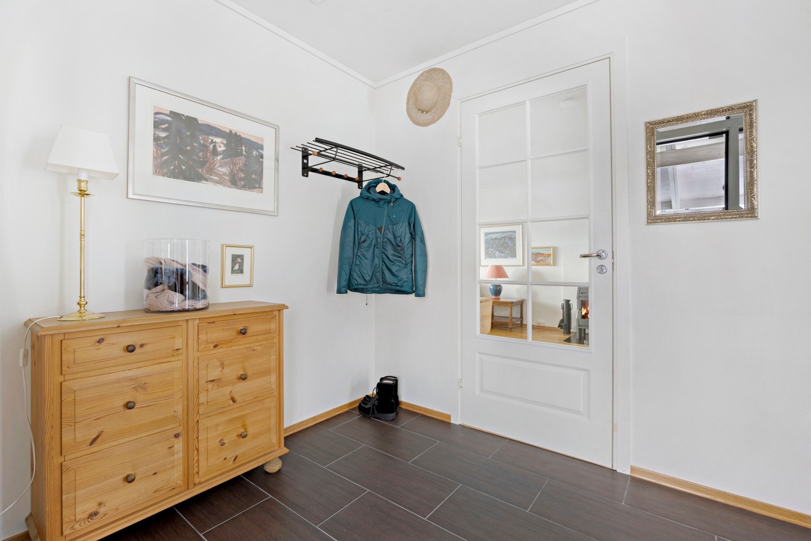 Romslig vindfang med god plass til oppheng av yttertøy Galleribilde