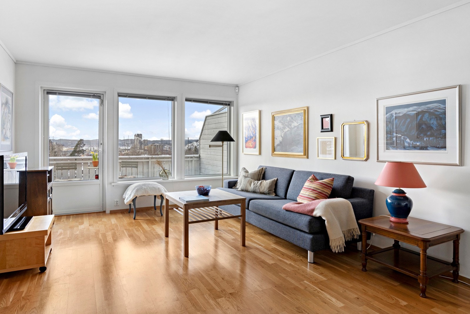 Lys og romslig stue med utgang til balkong Galleribilde