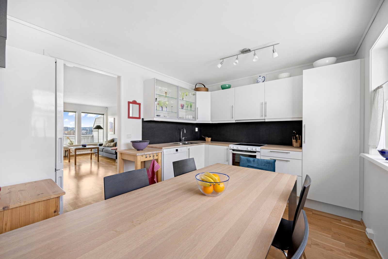 Pent kjøkken fra HTH med heltre benkeplate av Ask Galleribilde