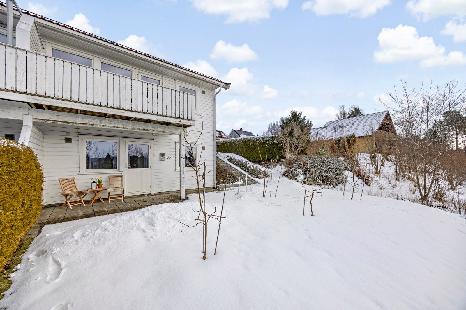 Hagen er naturlig delt mellom seksjonene med skillevegg og hekk Galleribilde