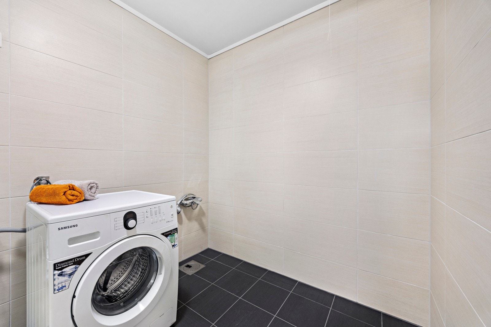 God plass til vaskemaskin, tørketrommel og andre innredninger Galleribilde