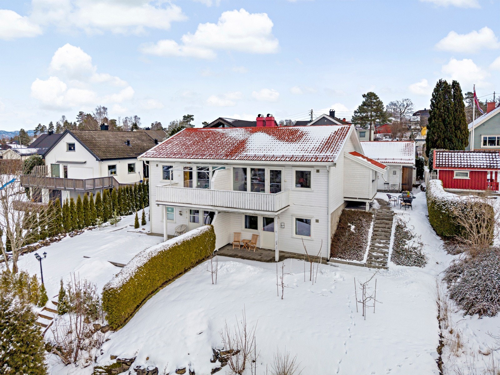 Meglerhuset Telemark v/ Thomas Valderhaug har gleden av å vise frem Flåttenlia 7B, en attraktiv og velholdt halvpart av tomannsbolig beliggende i et rolig og familievennlig område Galleribilde