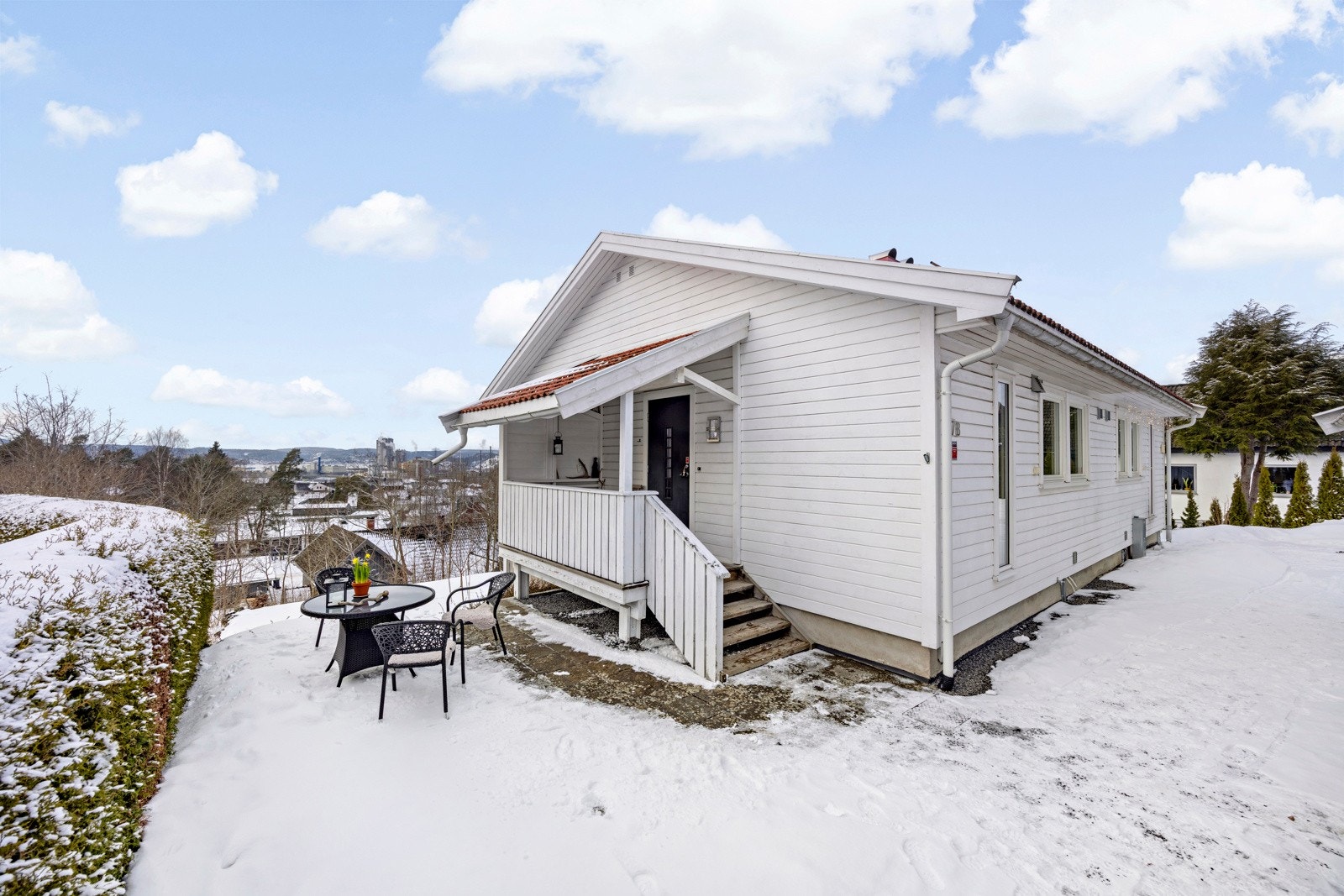 Overbygget entré med trapp ned til hagedelen Galleribilde