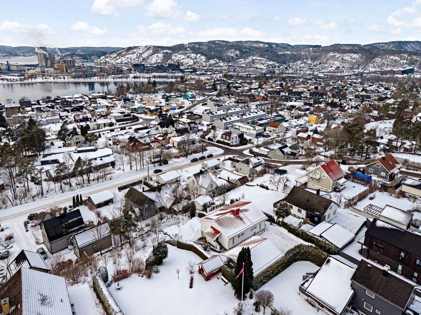 Her bor du med kort gangavstand til både barnehage og skole, samt nærhet til dagligvarebutikk i Meny Flåtten og øvrige servicetilbud. Også kort vei til Stridsklev hvor du finner dagligvarer, svømmehall, idrettsanlegg og spisested Galleribilde