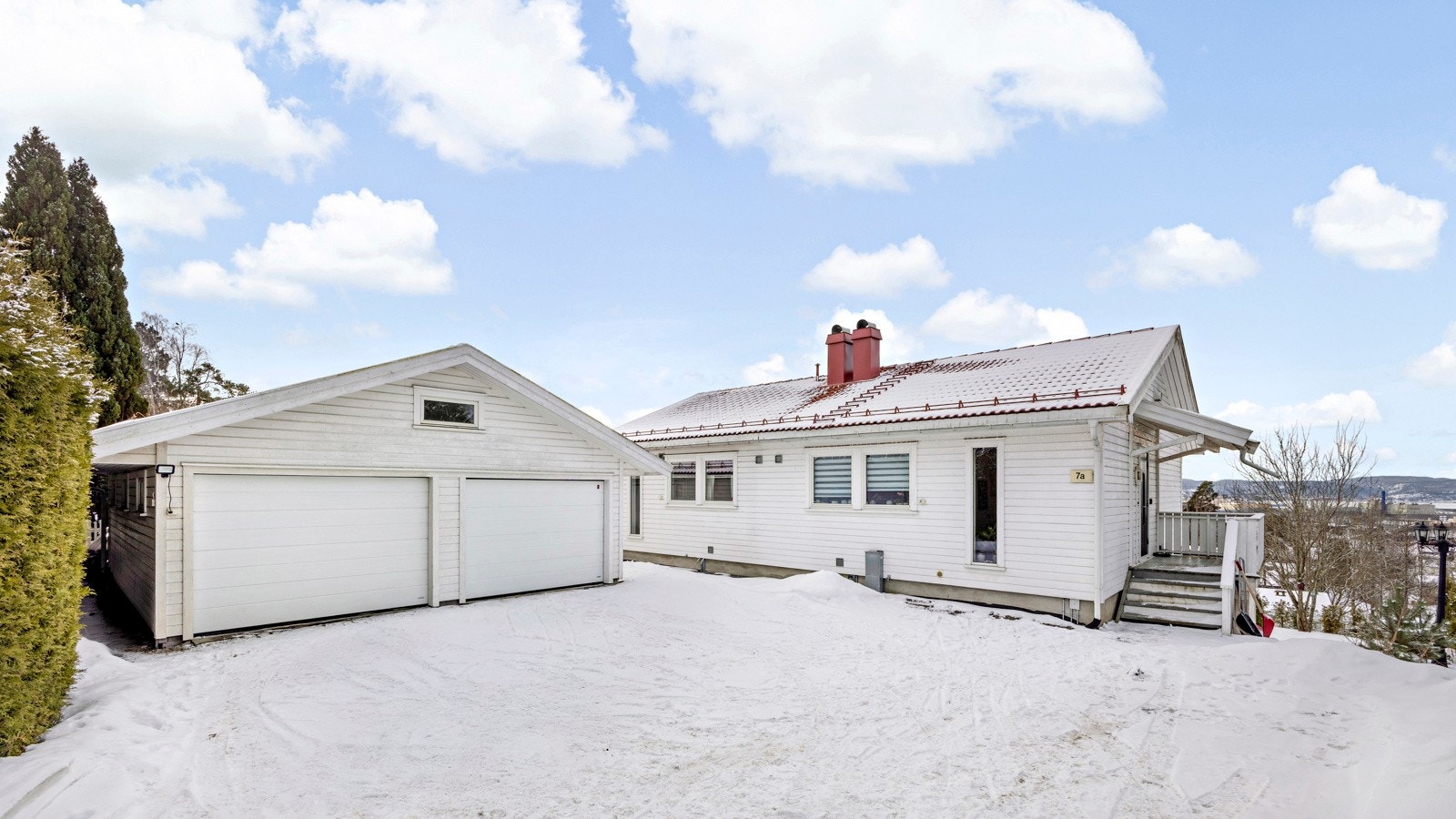 Pent opparbeidet fellestomt for sameiet. Flott gruset gårdsplass med parkering i stor dobbelgarasje Galleribilde