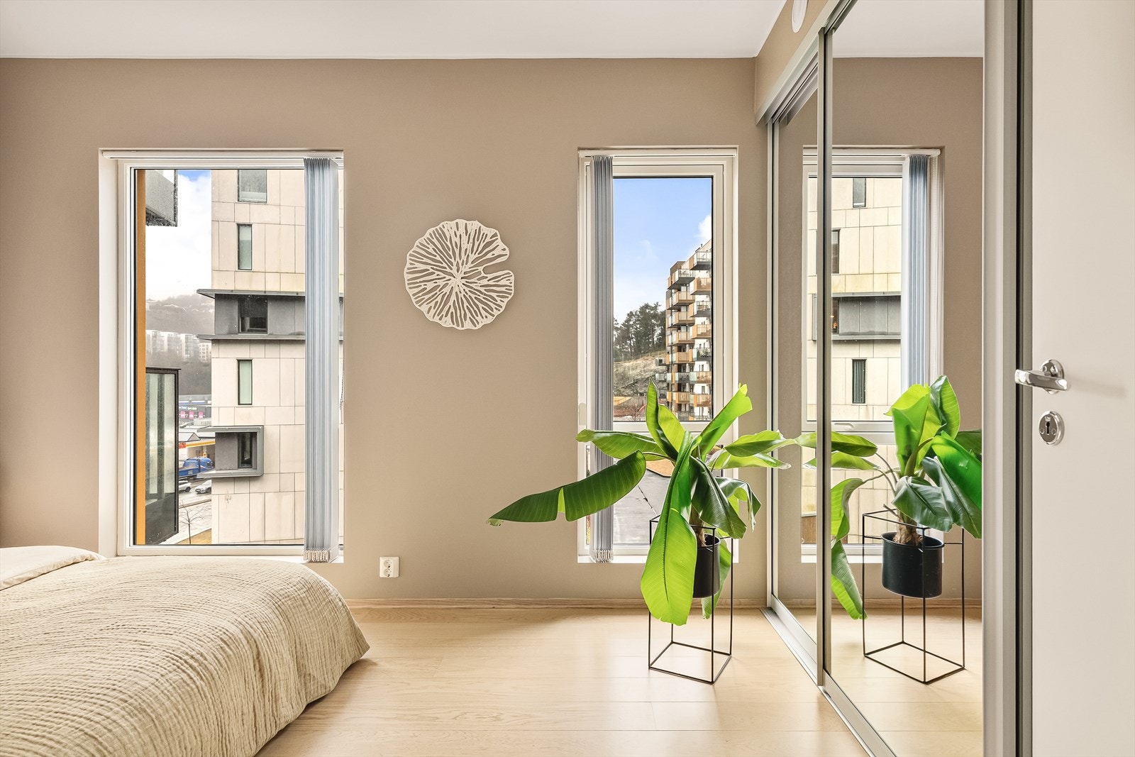 Det andre soverommet har stor skyvedørsgarderobe. Galleribilde