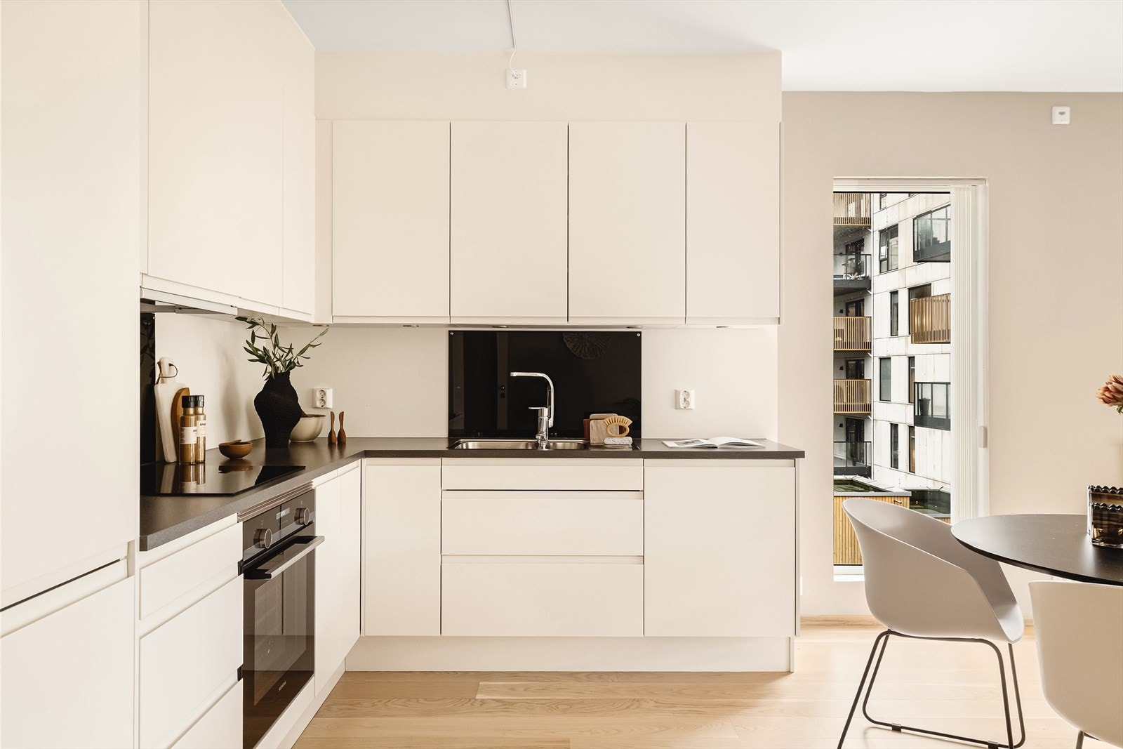 Flott Sigdal kjøkken med integrerte Siemens hvitevarer. Galleribilde