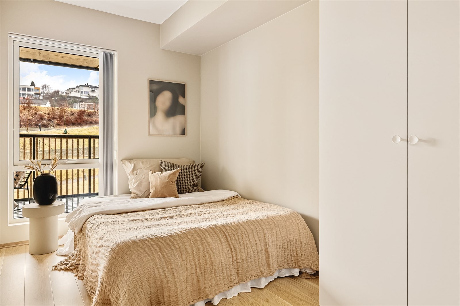 Soverom med walk-in garderobe og en suite bad. Galleribilde