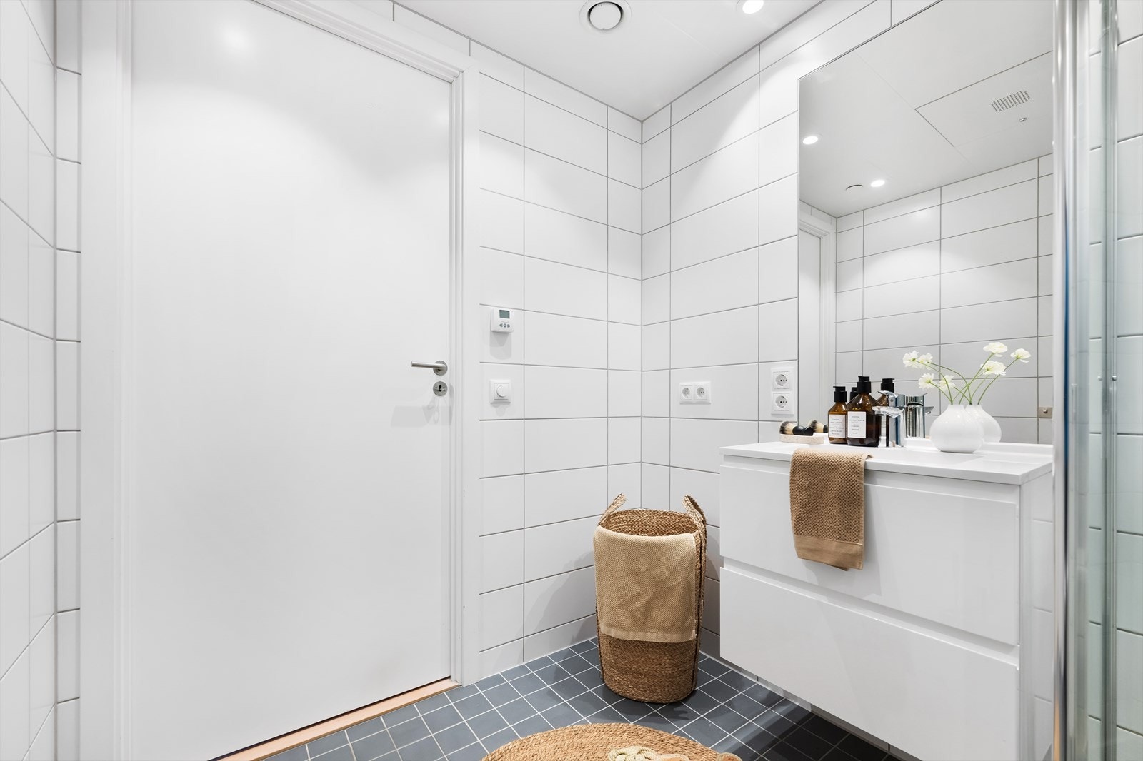 Baderom er helfliset med flott servant. Galleribilde