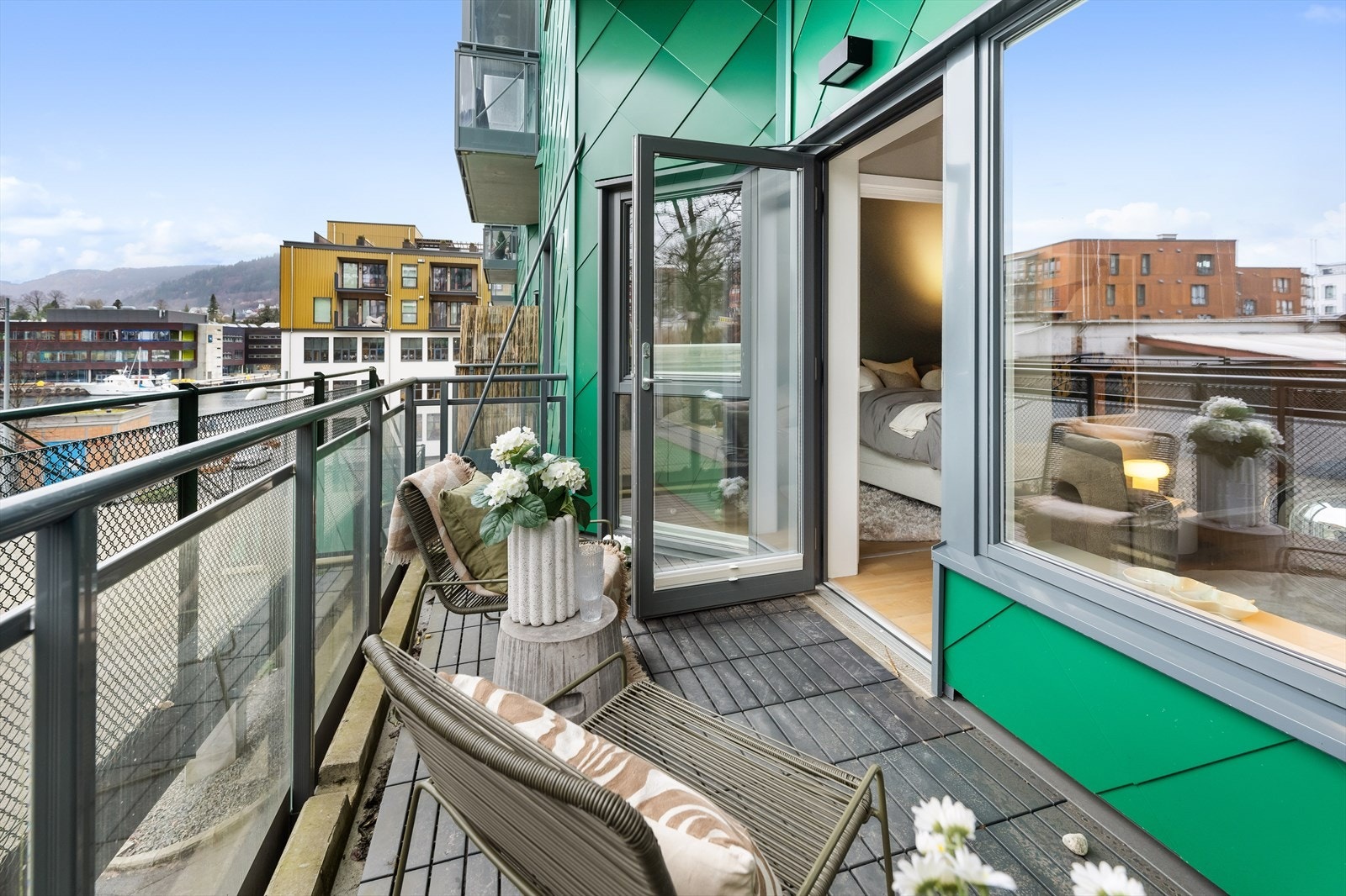 Fra stuen er det direkte utgang til privat altan. Galleribilde