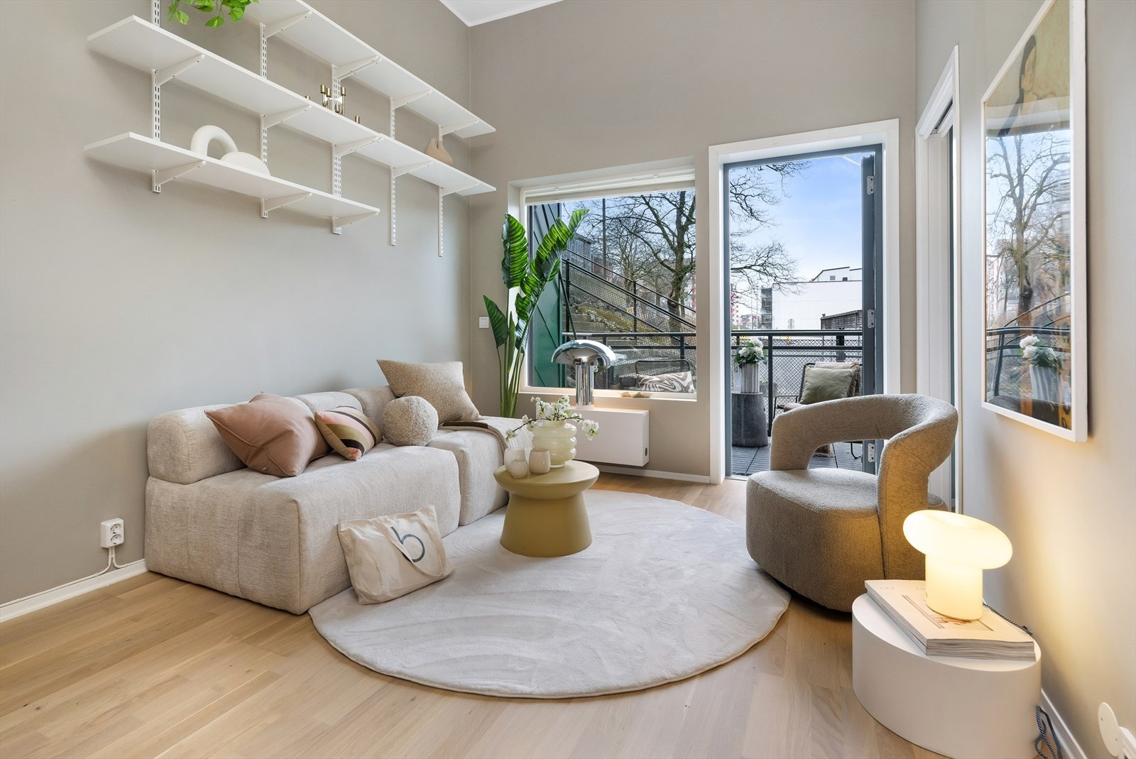 Pen stue med slette vegger og parkett på guvlet. Galleribilde