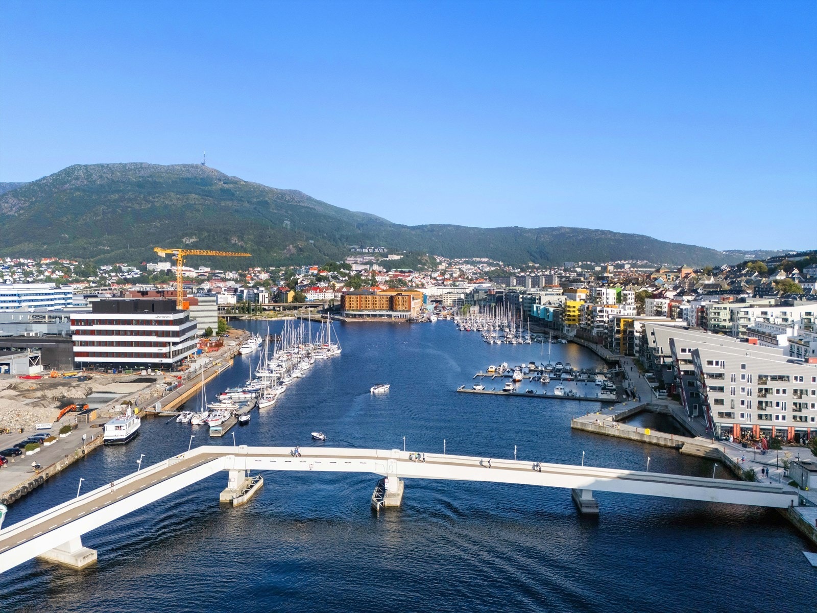 Om sommeren er Damsgård helt fantastisk! Med fluss av baseområder, solesteder og ellers trivelige områder, er dette et nabolag du vil trives i! Galleribilde