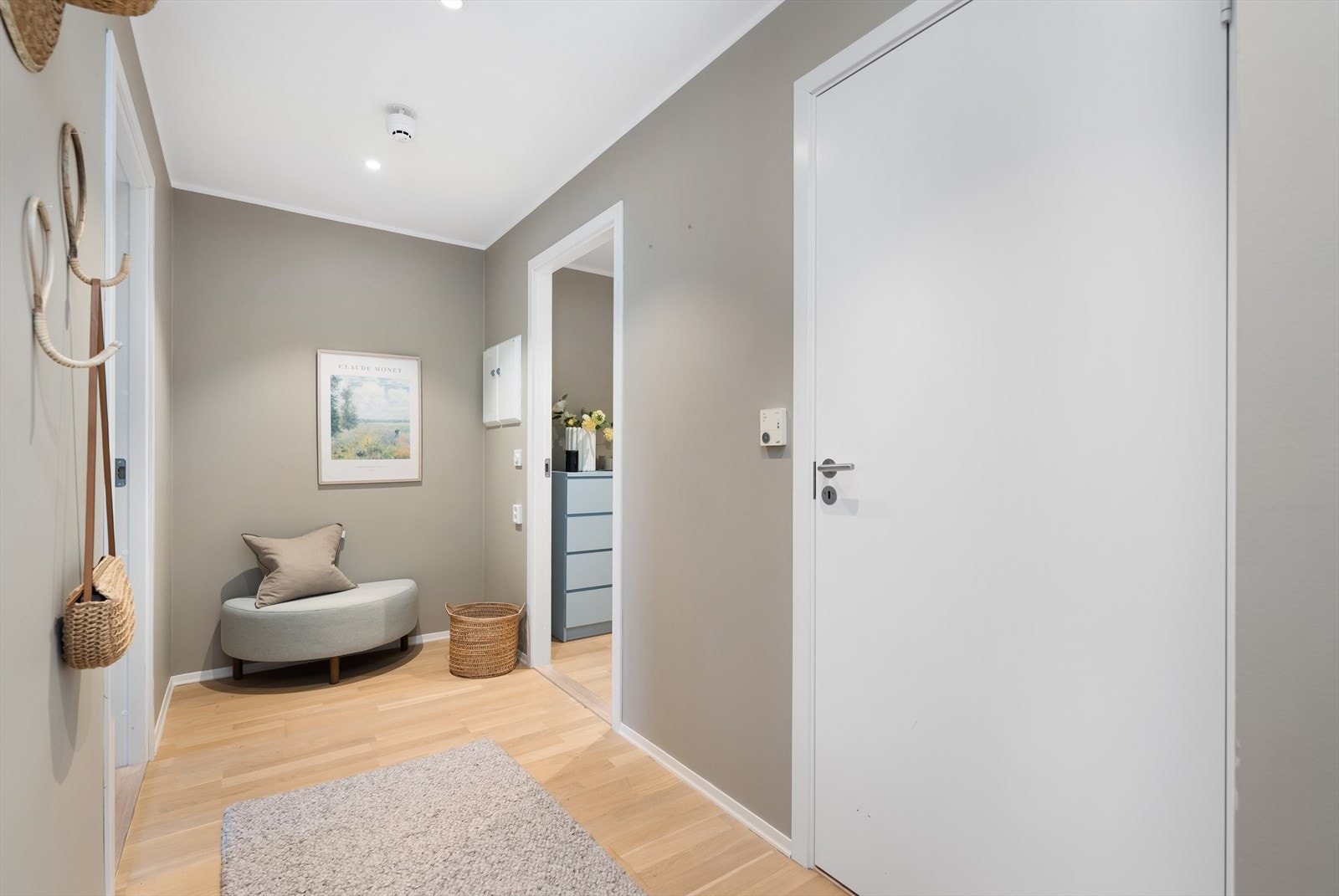 Lys og trivelig gang. Her er det tilkomst til soverom, entre, bad og stue. Galleribilde