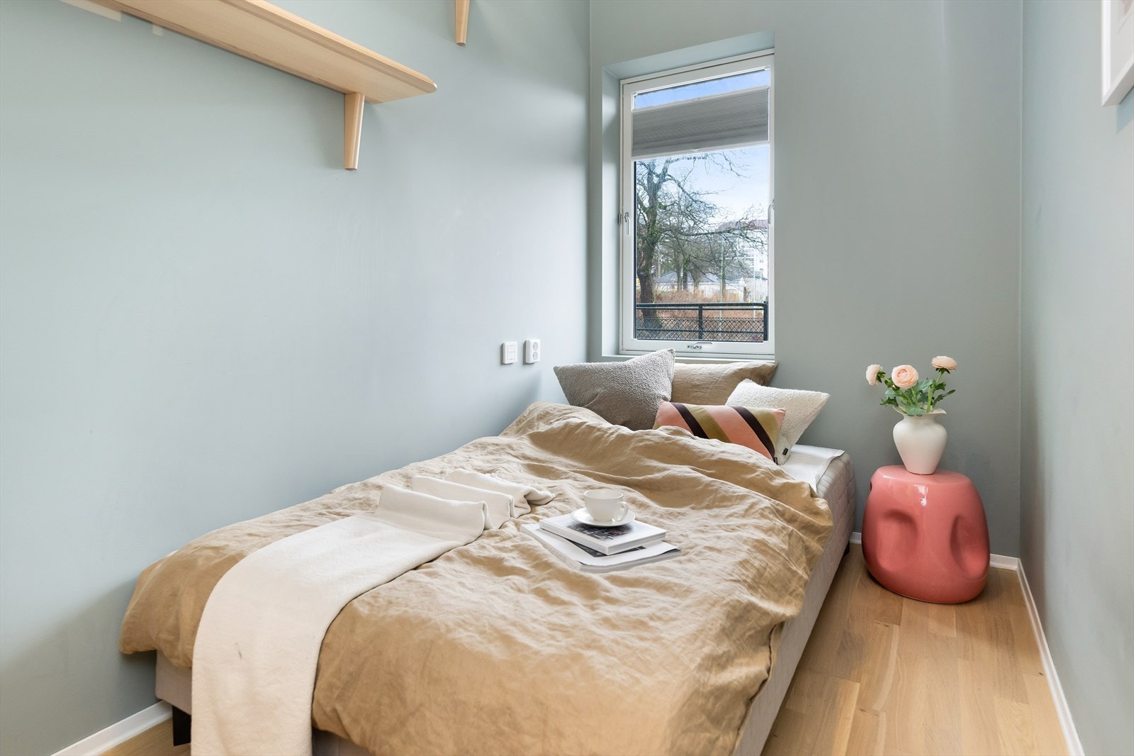 Soverom nummer to er av god størrelse med flott takhøyde. Her kan du enkelt føre inn en køyseng med integrert pult for å ha både kontor og soverom i ett. Galleribilde