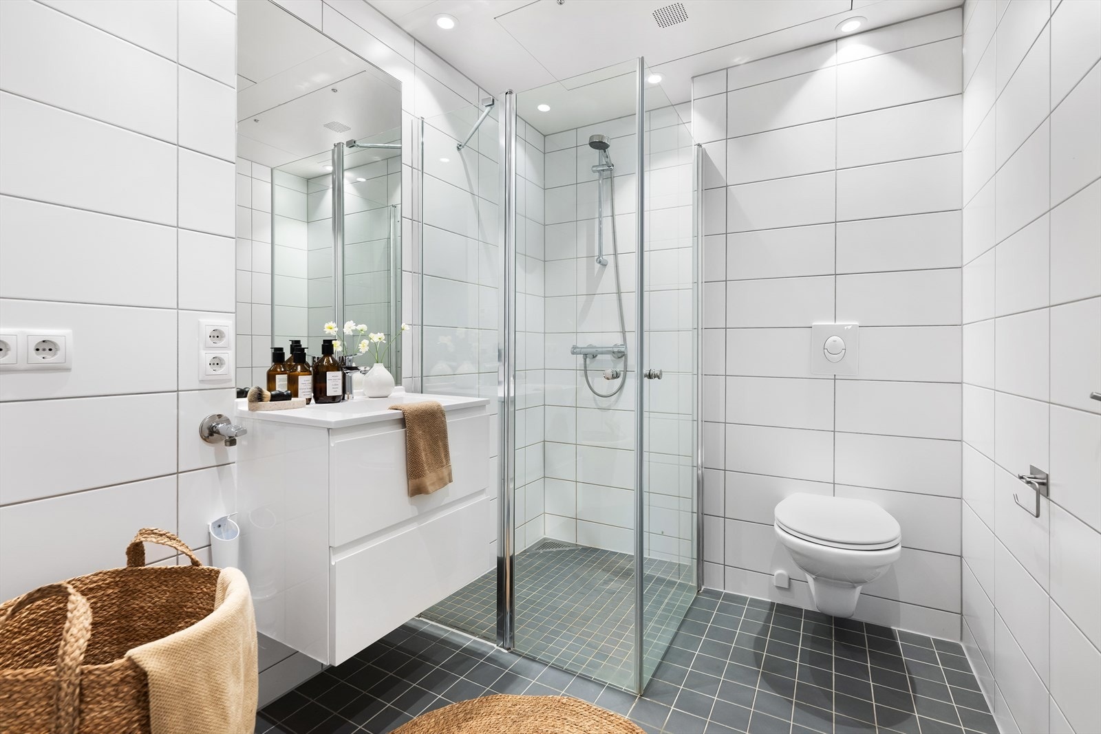 vegghengt toalett og egen dusjsone. Det er opplegg for vask/tørk på baderom. Galleribilde