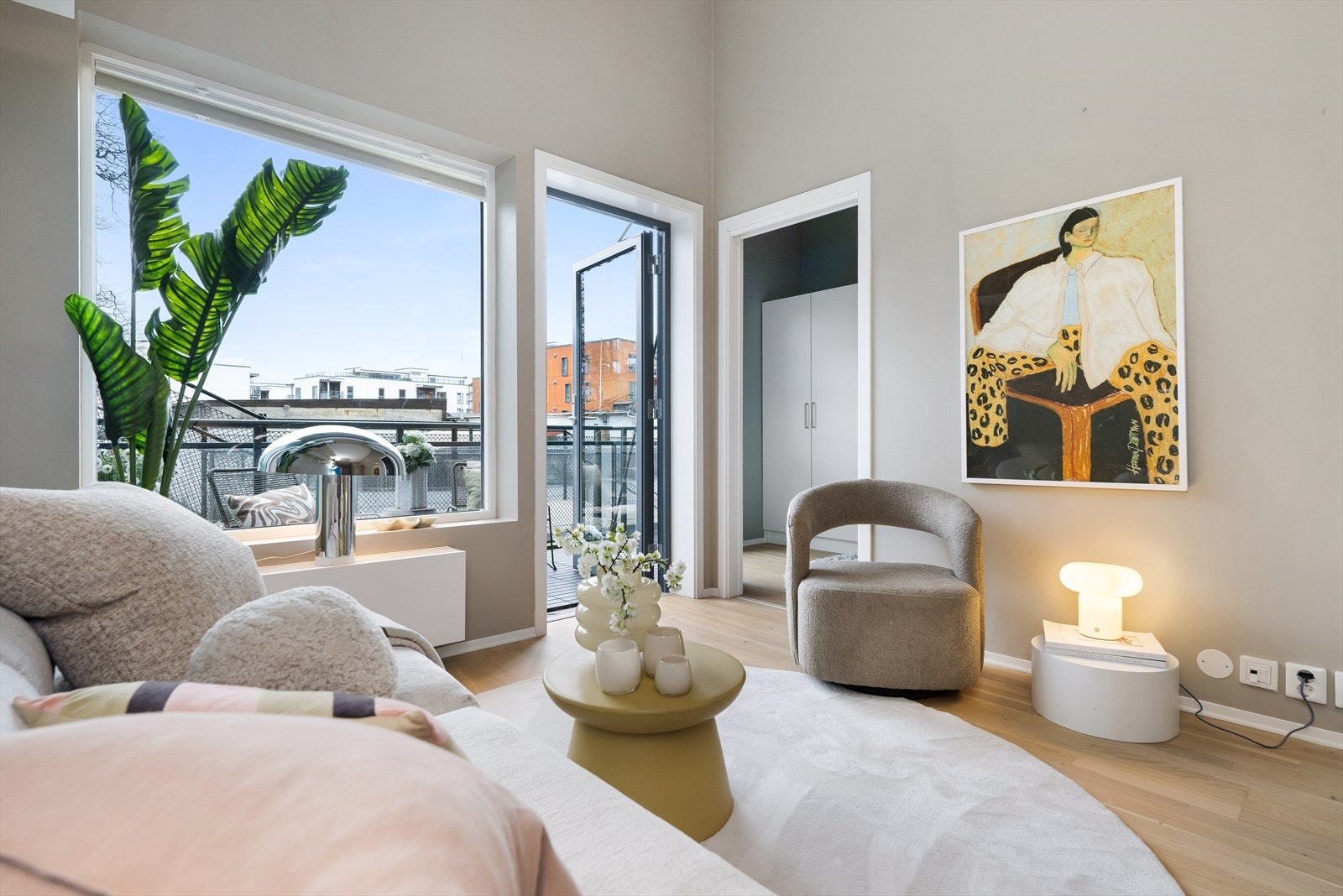 De store vinduene i front slipper inn naturlig belysning i stuen Galleribilde