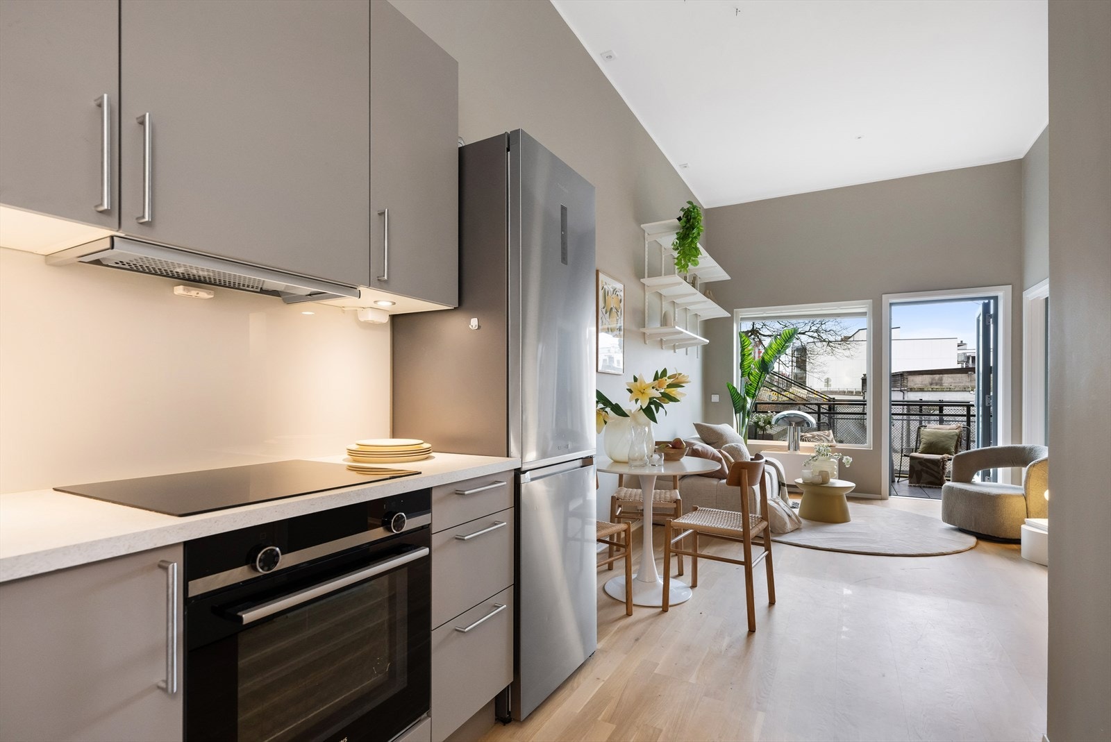 Sjekk takhøyden! Det er åpen stue/kjøkken løsning for et moderne utrykk Galleribilde