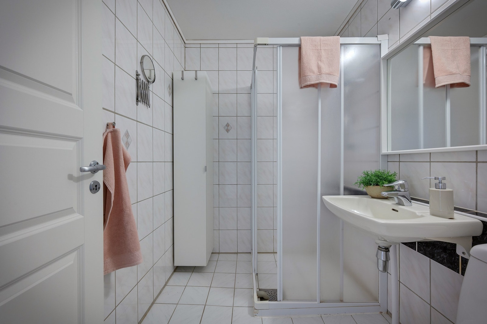 Leilighetens bad er helfliset med varmekabler i gulv og fremstår velfungerende. Galleribilde