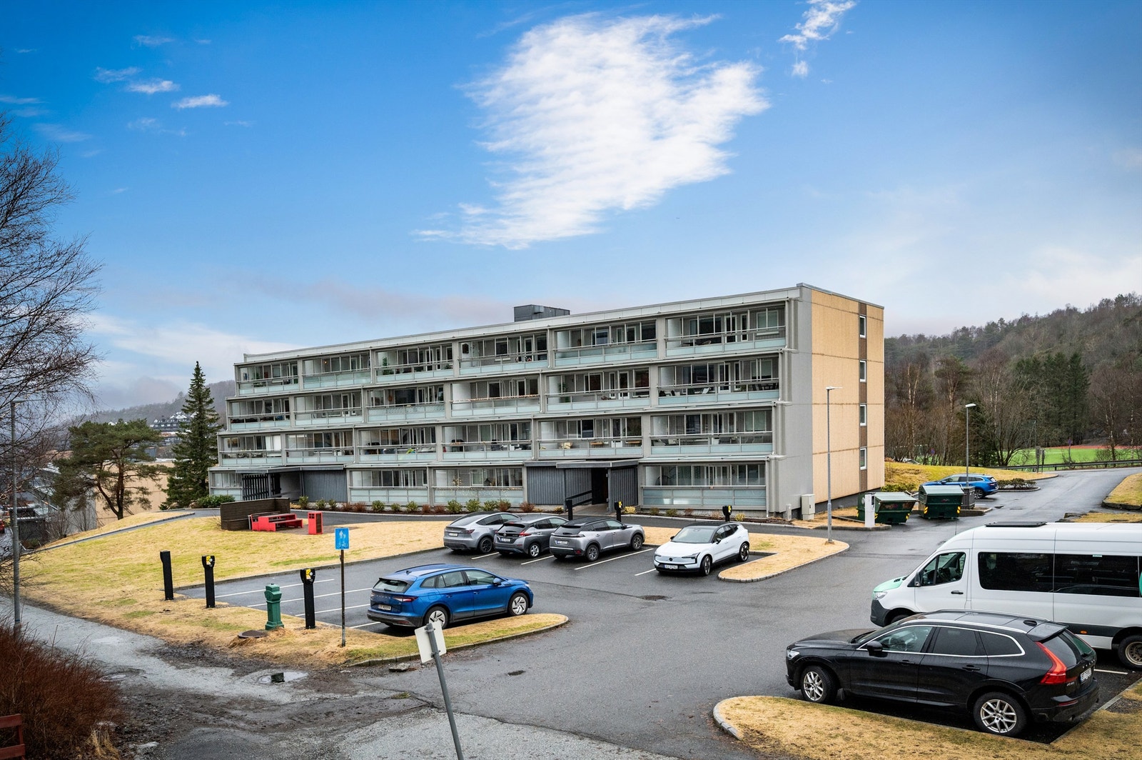 Det er godt med gjesteparkeringer i borettslaget samt kort vei til 4-bussen Galleribilde