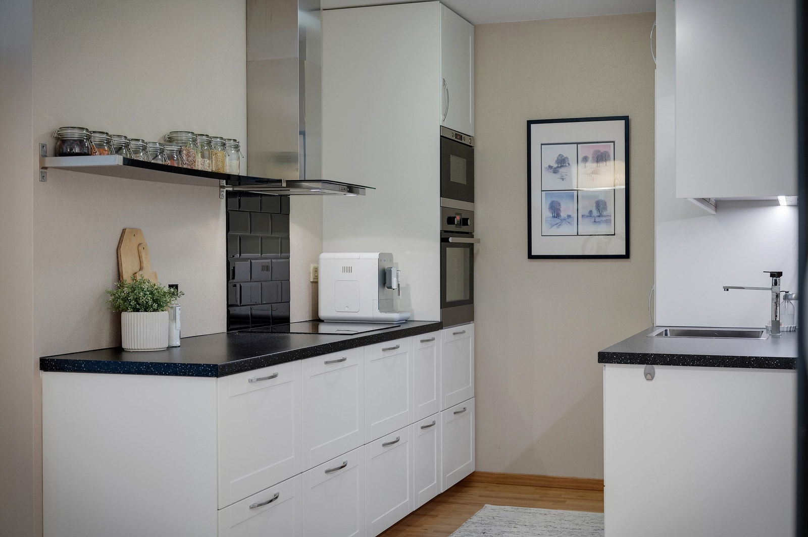 Smarte og integrerte løsninger på samtlige hvitevarer herunder kjøleskap med frys, komfyr, mikro, platetopp og oppvaskvaskemaskin som medfølger i handelen. Galleribilde