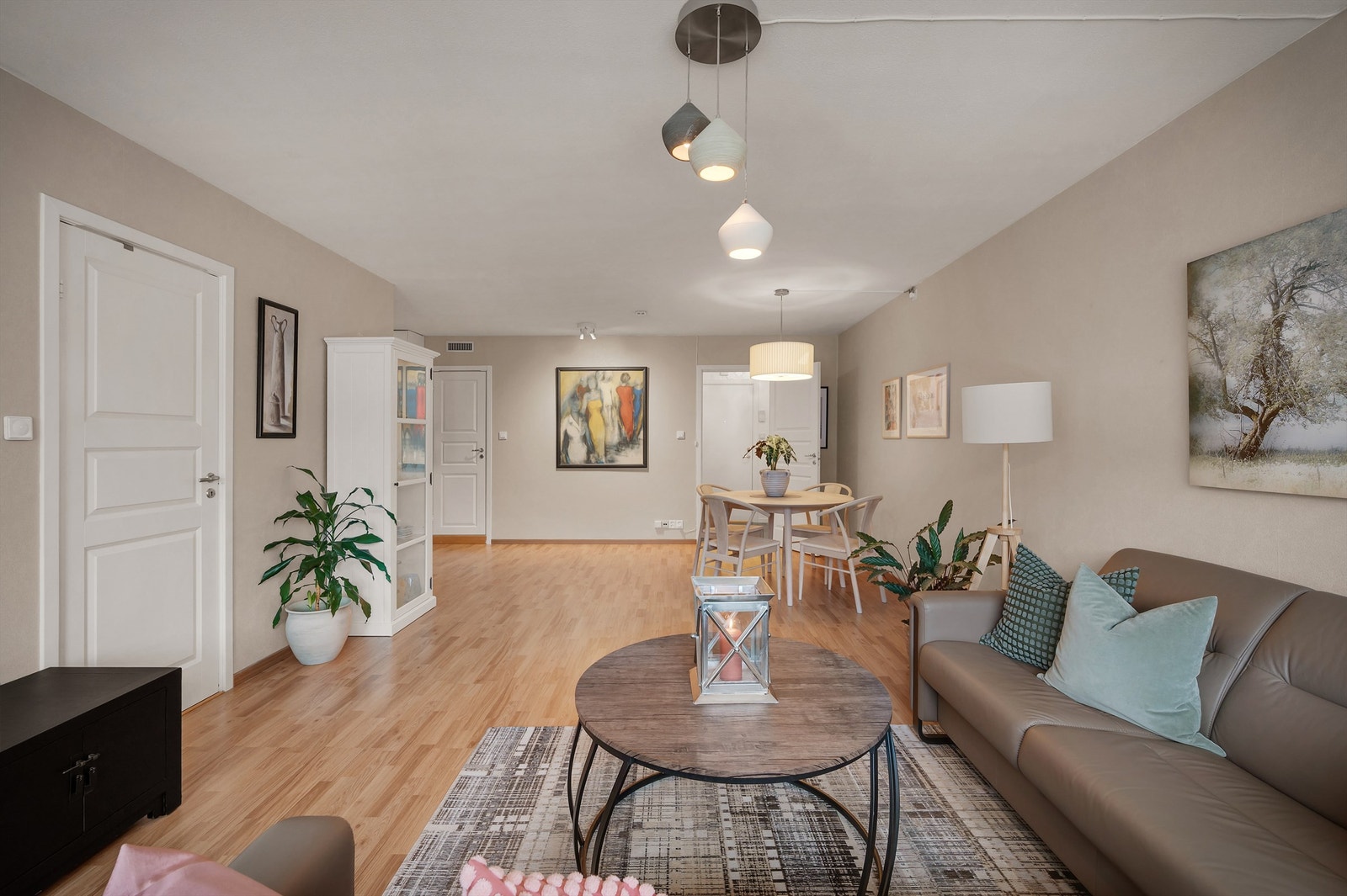 Stor og luftig stue med god planløsning som gjør det enkelt å innrede. Galleribilde