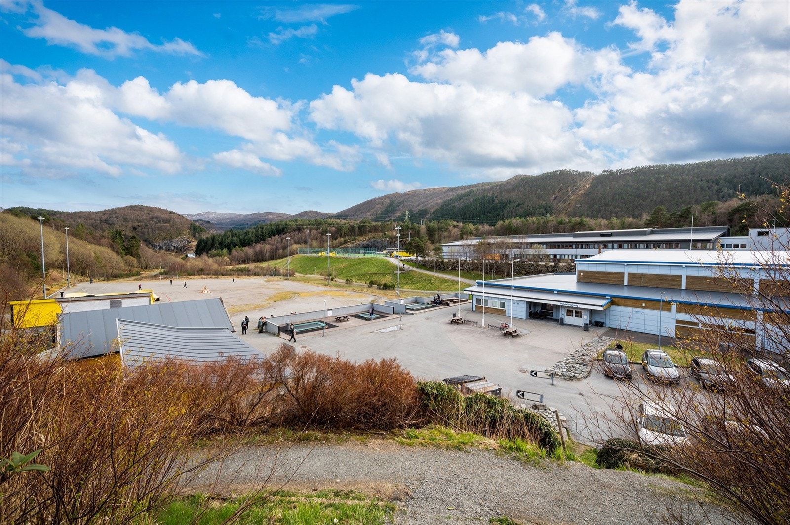 Flaktveithallen finner man en kort tur unna med sitt store idrettsanlegg og bane til frisbeegolf Galleribilde