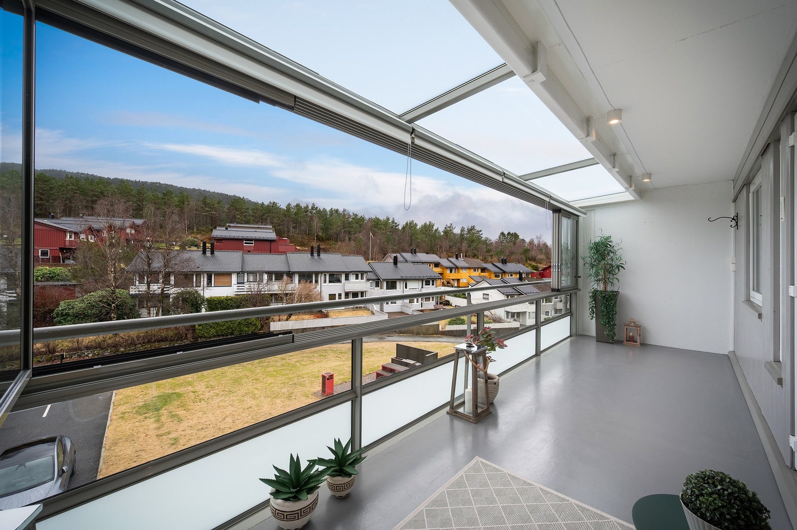 Altanen ligger vendt mot sørvest i byggets 3. etasje og byr på svært gode solforhold. ca kl.10:00-22:00 på sommerstid. Galleribilde