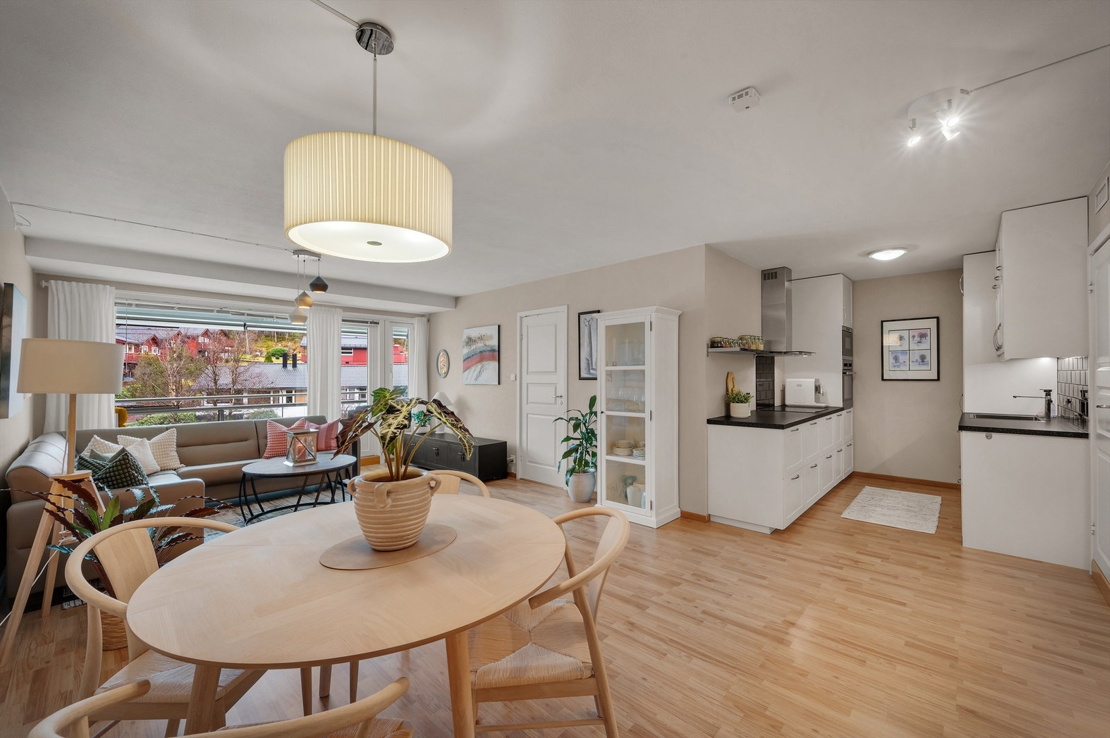 I åpen og sosial løsning mot stue finner vi et pent og klassisk kjøkken Galleribilde