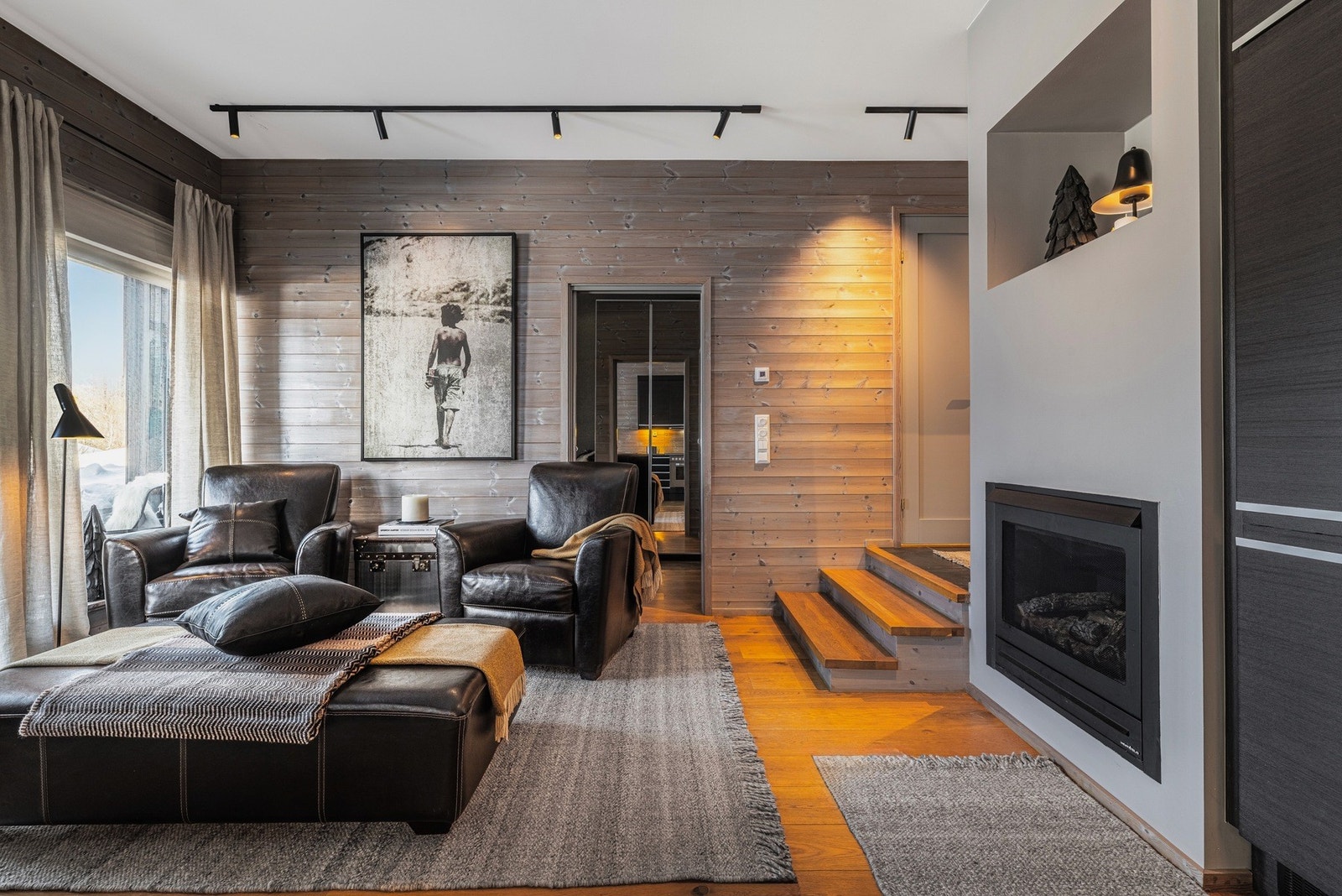 Leiligheten er gjennomgående og har nivå forskjell som skaper naturlige avdelinger. Galleribilde